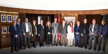 وزير الثقافة المغربي المهدي بنسعيد معية اعضاء لجنة بطاقة فنان