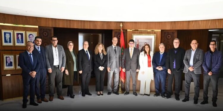 وزير الثقافة المغربي المهدي بنسعيد معية اعضاء لجنة بطاقة فنان
