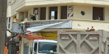 سلطات طنجة تشن حملة على اللوحات الإشهار العشوائية والهوائيات الفضائية(الباربول)