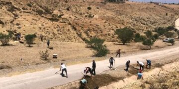 طريق من صبر.. شباب الحسيمة يرسمون الأمل بوسائل بسيطة