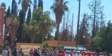 عمال”أوزون”يحتجون بشوارع قلعة السراغنة مطالبين بصرف أجورهم وتحسين ظروف العمل
