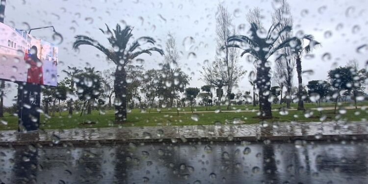 زخات رعدية مرتقبة اليوم الإثنين بعدد من المناطق المغربية(+فيديو عن طقس فاس)