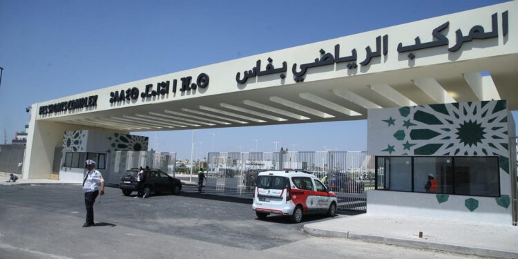 إغلاق جديد للمركب الرياضي بفاس وسط حديث عن أعطاب تقنية وهيكلية طالبت”الكاف”بإصلاحها