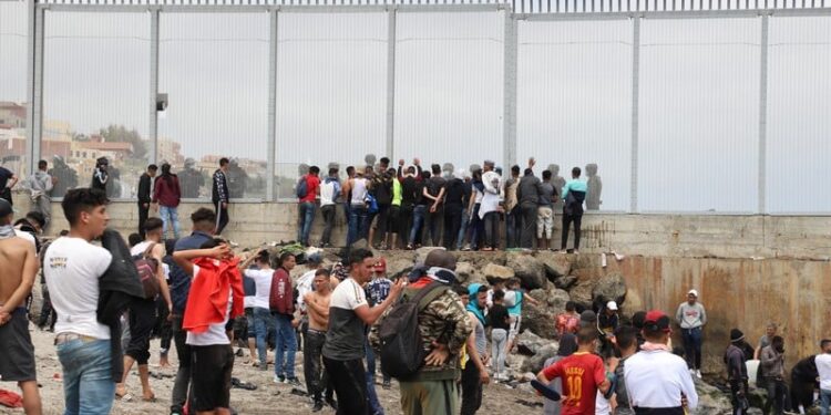 بعد أحداث الفنيدق أكتوبر 2024.. تعبئة وصفت”بالمشبوهة” تُحرض الشباب على تنفيذ هروب جماعي نحو سبتة ومليلية المحتلتين