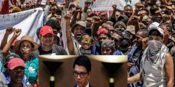 من احتجاجات "شباب زد" بمدغشقر يتوسطهم الرئيس الهارب