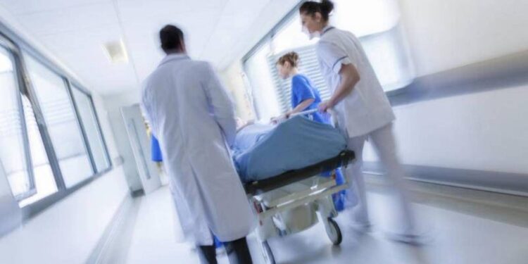 وزارة الصحة تُطلق مباراة توظيف 800 ممرضا وتقنيا صحيا بفاس والرباط والدار البيضاء وأكادير