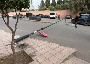 بعد استقبالها للعام الجديد بانهيار عمارة في طور البناء.. سقوط عمود كهربائي يرعب المارة بحي جليز في مراكش