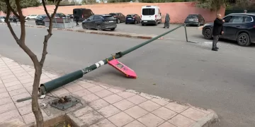 بعد استقبالها للعام الجديد بانهيار عمارة في طور البناء.. سقوط عمود كهربائي يرعب المارة بحي جليز في مراكش