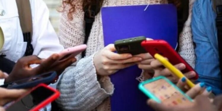 حملة منع وسائل التواصل الاجتماعي على الأطفال تتسع دوليا.. بعد استراليا فرنسا تلتحق باللائحة