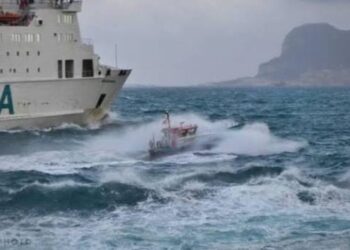 سوء الأحوال الجوية بمضيق جبل طارق تشل الرحلات البحرية بين طريفة وطنجة