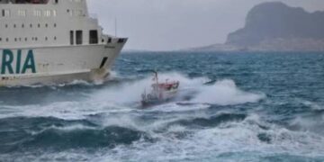 سوء الأحوال الجوية بمضيق جبل طارق تشل الرحلات البحرية بين طريفة وطنجة