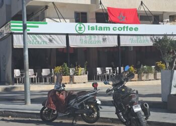 بالفيديو من فاس: “تفريخ”المقاهي والمطاعم العشوائية واحتلالها للأرصفة والملك العام.. تراخي من السلطات أم تواطؤ مقنع؟