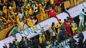 مشاهد عنيفة من شغب جمهور السينغال