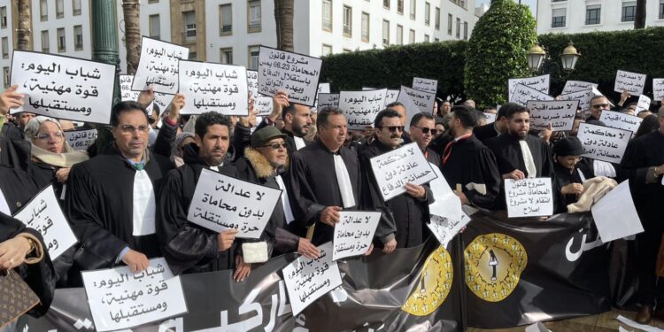 المحامون يُطالبون برحيل زميلهم وزير العدل في وقفتهم أمام البرلمان بالرباط