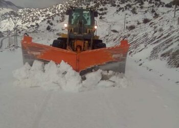 الثلوج تقطع عددا من الطرق الوطنية في الأطلس وتشل حركة العربات