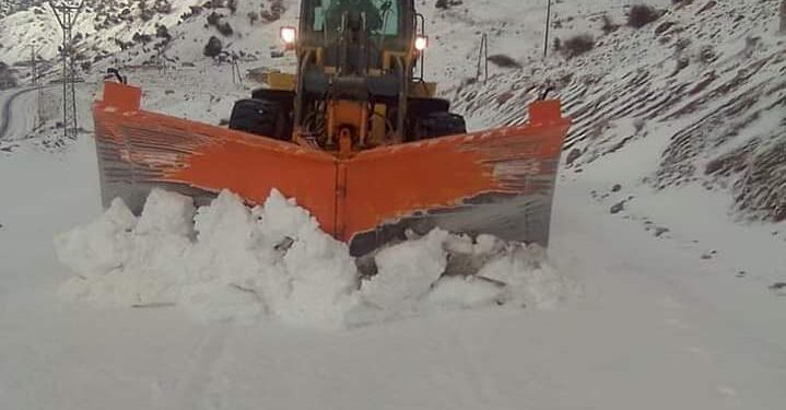 الثلوج تقطع عددا من الطرق الوطنية في الأطلس وتشل حركة العربات