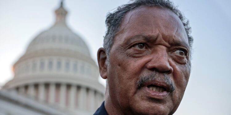 وفاة جيسي جاكسون أحد أبرز المدافعين عن حقوق السود في أمريكا.. أول شخصية سوداء ترشّحت في الانتخابات الرئيسية قبل أوباما