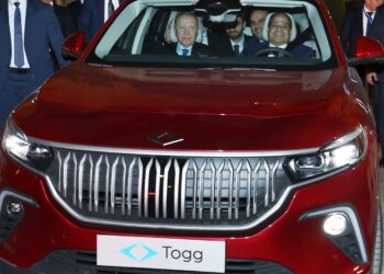 بعد بنسلمان والشيخ محمد بن زايد.. أردوغان يُهدي السيسي سيارة كهربائية تركية خلال زيارته لمصر