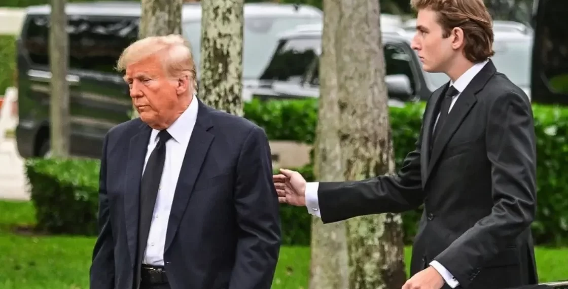 الرئيس الأمريكي ترامب وابنه المذلل الأصغر بارون