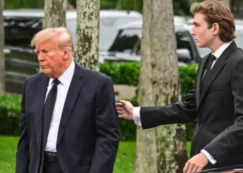 الرئيس الأمريكي ترامب وابنه المذلل الأصغر بارون