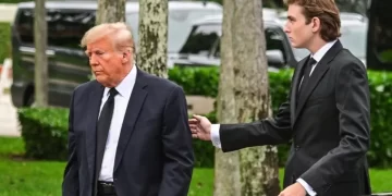 الرئيس الأمريكي ترامب وابنه المذلل الأصغر بارون