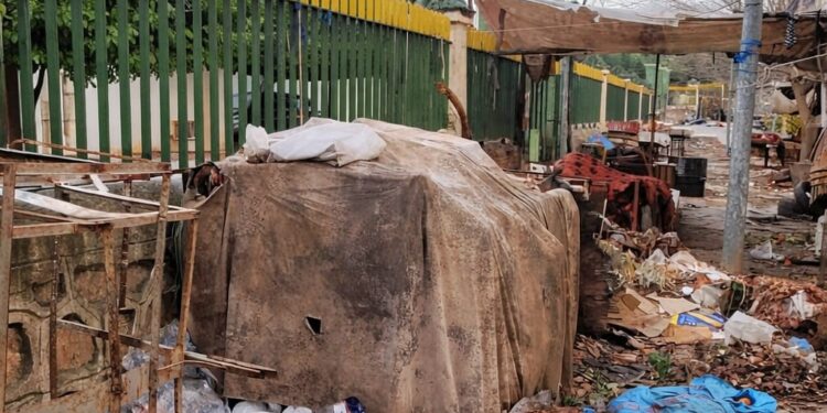 الصورة محيط مسجد عمر ابن الخطاب بتازة