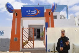 فاس(فيديو): فرار رئيس وكالة لإتصالات المغرب إلى كندا ومعه 3 ملايين درهم يُورط بائعي بطائق تعبئة الهواتف في مشاكل مالية