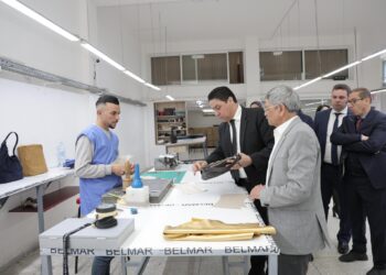 كاتب الدولة عمر حجيرة في زيارة لشركة متخصصة في المنتوجات الجلدية بفاس