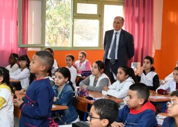 الصورة من الأرشيف..الوزير برادة في زيارة لحصة دراسية