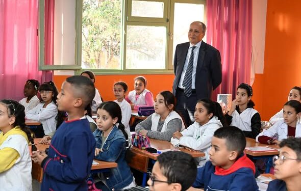 الصورة من الأرشيف..الوزير برادة في زيارة لحصة دراسية