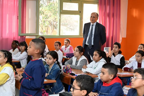 الصورة من الأرشيف..الوزير برادة في زيارة لحصة دراسية