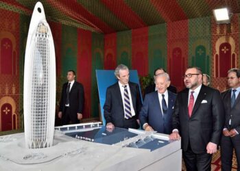 محمد السادس خلال اطلاعه على مجسم البرج الذي حمل إسمه