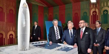 محمد السادس خلال اطلاعه على مجسم البرج الذي حمل إسمه