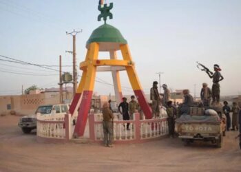 تجمع لمتمردي الطوارق "تحالف جبهة تحرير أزواد (FLA)" عند مدار كيدال. كيدال، في 26 أبريل 2026. © أ ف ب