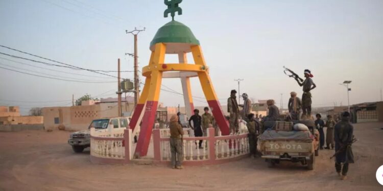 تجمع لمتمردي الطوارق "تحالف جبهة تحرير أزواد (FLA)" عند مدار كيدال. كيدال، في 26 أبريل 2026. © أ ف ب