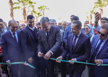 رئيس الحكومة عزيز أخنوش وبرفقته وزير الصحة التجمعي خلال تدشين مشاريع ضحية بإقليم الحوز