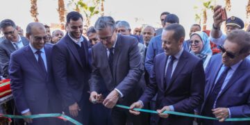 رئيس الحكومة عزيز أخنوش وبرفقته وزير الصحة التجمعي خلال تدشين مشاريع ضحية بإقليم الحوز