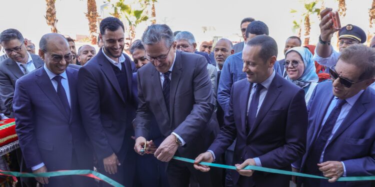 رئيس الحكومة عزيز أخنوش وبرفقته وزير الصحة التجمعي خلال تدشين مشاريع ضحية بإقليم الحوز