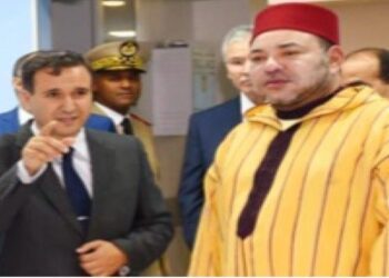 الصورة الملك محمد السادس في زيارة سابقة للمركز الاستشفائي الجامعي بوجدة وبجانبه الداودي المدير العام حينها لهذا المرفق الصحي