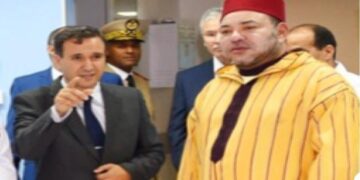 الصورة الملك محمد السادس في زيارة سابقة للمركز الاستشفائي الجامعي بوجدة وبجانبه الداودي المدير العام حينها لهذا المرفق الصحي