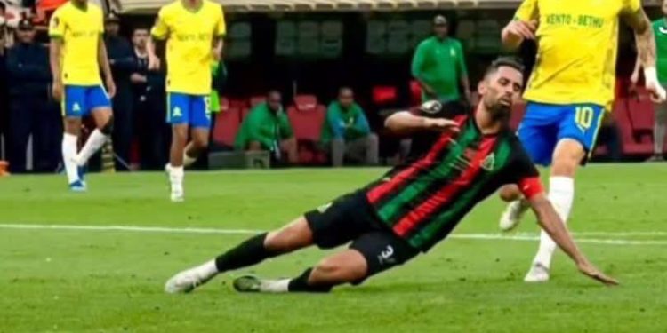 عصبة أبطال إفريقيا: القائد حريمات والمدرب سانتوس في قلب فشل الجيش الملكي في التتويج بكأس عصبة أبطال إفريقيا.