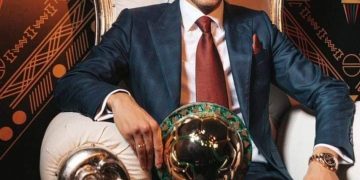 أشرف حكيمي ممثلا للمغرب ضمن تشكيلة عالمية تزين غلاف كتاب يؤرخ لكأس العالم