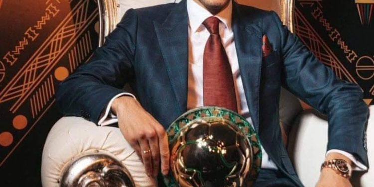 أشرف حكيمي ممثلا للمغرب ضمن تشكيلة عالمية تزين غلاف كتاب يؤرخ لكأس العالم