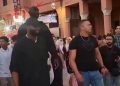 بالفيديو: زيارة أمريكي من لاعبي كرة السلة يتمتع بطول خارق يخطف الأنظار بساحة مراكش