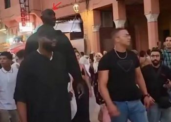 بالفيديو: زيارة أمريكي أبرز لاعبي كرة السلة يتمتع بطول خارق يخطف الأنظار بمراكش