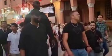 بالفيديو: زيارة أمريكي أبرز لاعبي كرة السلة يتمتع بطول خارق يخطف الأنظار بمراكش