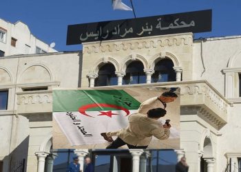 محاكمة مؤثر وعامل بشركة للطباعة بتهمة “تدنيس العلم الجزائري”.. وكيل الجمهورية طالب بـ10 سنوات في حقهما