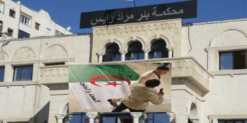 محاكمة مؤثر وعامل بشركة للطباعة بتهمة “تدنيس العلم الجزائري”.. وكيل الجمهورية طالب بـ10 سنوات في حقهما