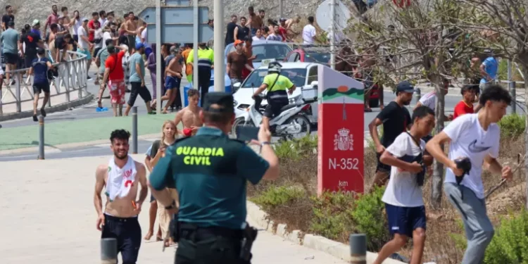 التدفق الكبير من المغرب إلى سبتة المحتلة : 60 ألف عبروا أغلبهم عادوا .. وعدد القتلى يرتفع إلى 57 شخصا