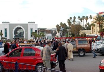 خاص : من يحمي فوضى “الطاكسي الأحمر”بمحطة القطار بفاس؟ يختارون وجهتم وثمن الرحلة بدون عداد